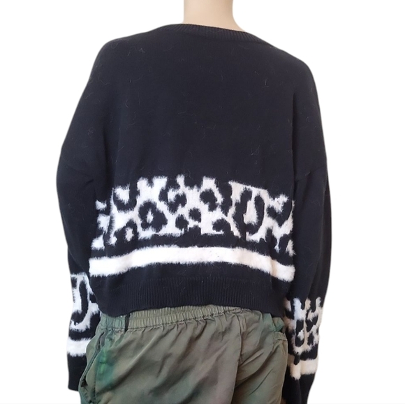 EXPRESS Black White Cheetah Print Cropped Sweater Women Size M - Picture 3 of 4
